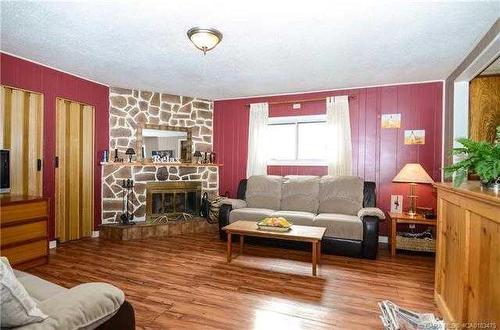 5124 50 Avenue, Sylvan Lake, AB - Indoor Photo Showing Living Room