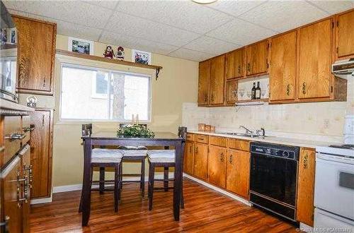 5124 50 Avenue, Sylvan Lake, AB - Indoor Photo Showing Kitchen With Double Sink