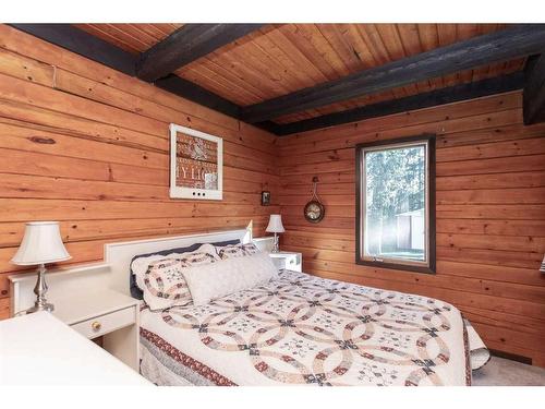 68 Brownlows Landing, Gull Lake, AB - Indoor Photo Showing Bedroom