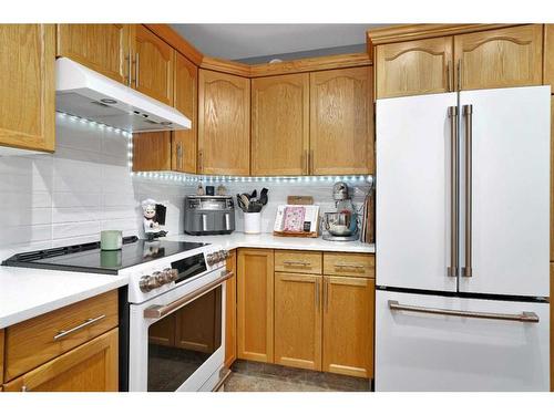 33 Duval Crescent, Red Deer, AB - Indoor Photo Showing Kitchen