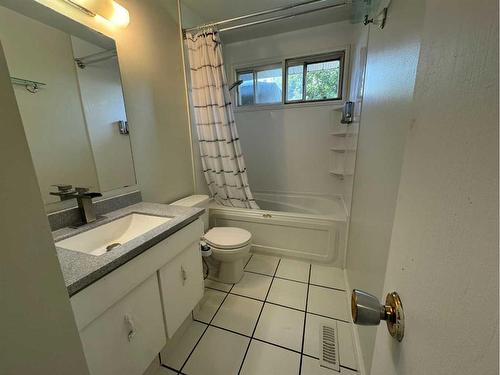 95 Norris Close, Red Deer, AB - Indoor Photo Showing Bathroom