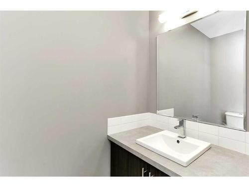 102-30 Carleton Avenue, Red Deer, AB - Indoor Photo Showing Bathroom