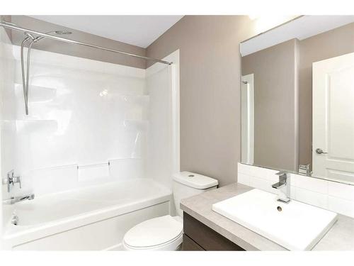 102-30 Carleton Avenue, Red Deer, AB - Indoor Photo Showing Bathroom