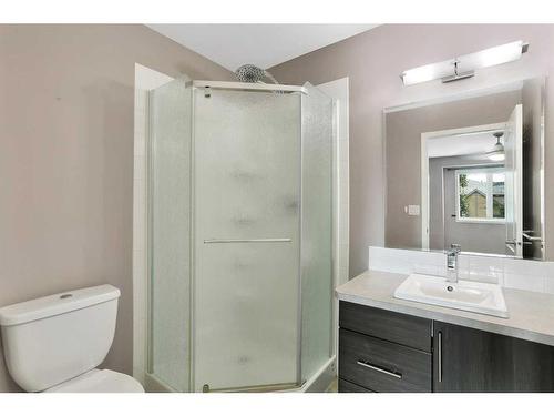 102-30 Carleton Avenue, Red Deer, AB - Indoor Photo Showing Bathroom