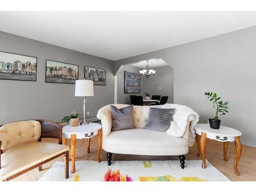 212-5326 47 Avenue, Red Deer, AB - Indoor Photo Showing Living Room