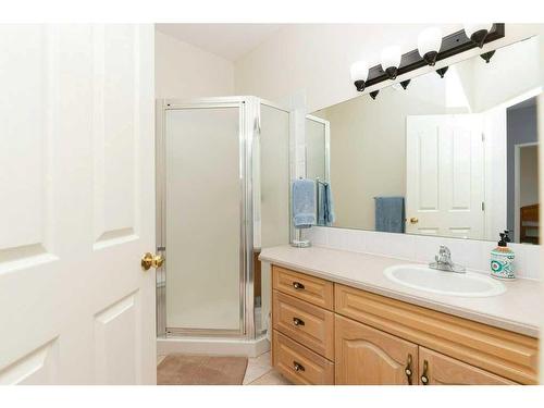 8-5202 Farrell Avenue, Red Deer, AB - Indoor Photo Showing Bathroom