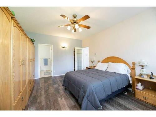 8-5202 Farrell Avenue, Red Deer, AB - Indoor Photo Showing Bedroom