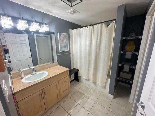 #116-5040 53 Street, Sylvan Lake, AB - Indoor Photo Showing Bathroom