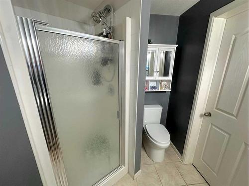 #116-5040 53 Street, Sylvan Lake, AB - Indoor Photo Showing Bathroom