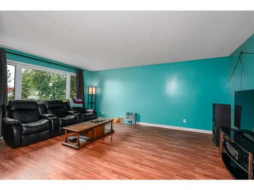 212 Macrae Street, Bawlf, AB - Indoor Photo Showing Living Room