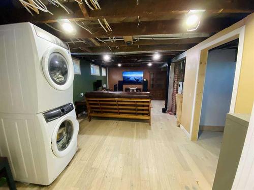 201 Bruce Avenue, Carbon, AB - Indoor Photo Showing Laundry Room