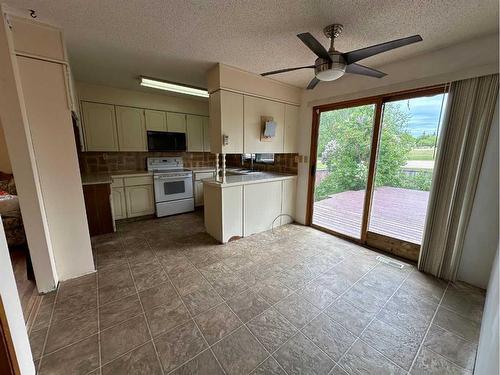 81 Metcalf Avenue, Red Deer, AB - Indoor Photo Showing Kitchen