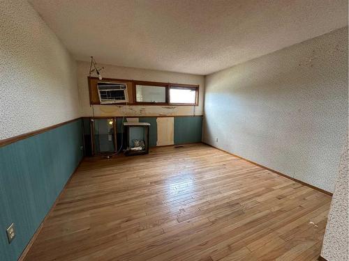 81 Metcalf Avenue, Red Deer, AB - Indoor Photo Showing Other Room