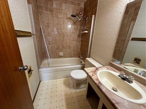 81 Metcalf Avenue, Red Deer, AB - Indoor Photo Showing Bathroom