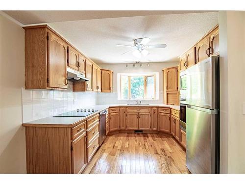 27 Jarvis Bay Drive, Jarvis Bay, AB - Indoor Photo Showing Kitchen With Double Sink