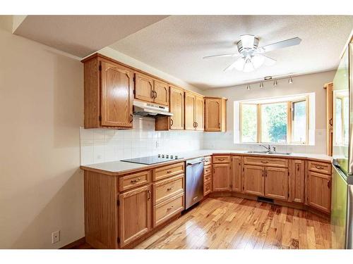 27 Jarvis Bay Drive, Jarvis Bay, AB - Indoor Photo Showing Kitchen With Double Sink