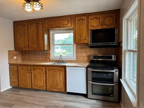 4101 35 Street, Red Deer, AB - Indoor Photo Showing Kitchen