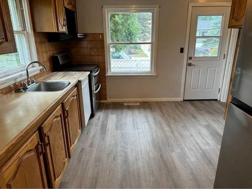 4101 35 Street, Red Deer, AB - Indoor Photo Showing Kitchen