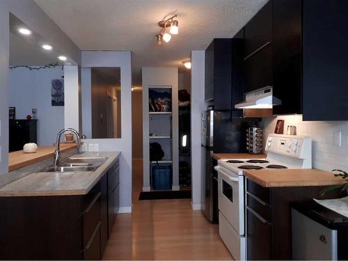 1-6-5804 58A Street, Red Deer, AB - Indoor Photo Showing Kitchen With Double Sink