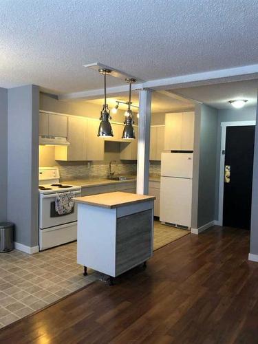 1-6-5804 58A Street, Red Deer, AB - Indoor Photo Showing Kitchen With Double Sink