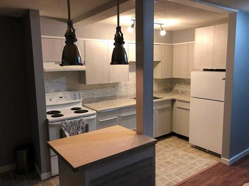 1-6-5804 58A Street, Red Deer, AB - Indoor Photo Showing Kitchen