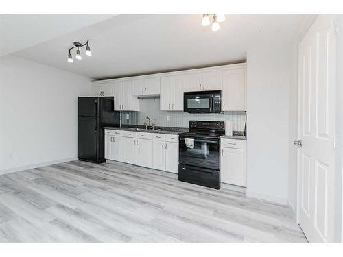 19 Malcolm Crescent, Red Deer, AB - Indoor Photo Showing Kitchen