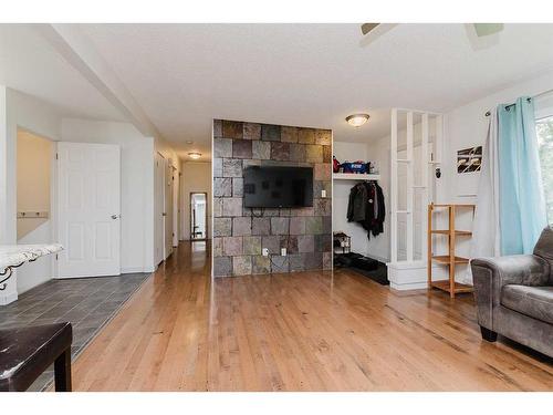 19 Malcolm Crescent, Red Deer, AB - Indoor Photo Showing Living Room