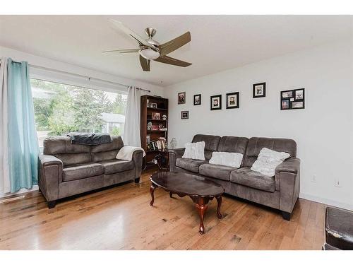 19 Malcolm Crescent, Red Deer, AB - Indoor Photo Showing Living Room