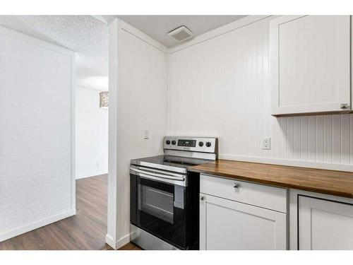 214-10139 117 Street Nw, Edmonton, AB - Indoor Photo Showing Kitchen