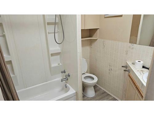 4306 49 Avenue, Castor, AB - Indoor Photo Showing Bathroom