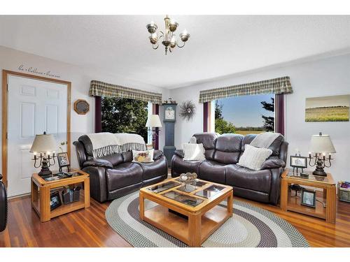 32570 Range Road 51, Rural Mountain View County, AB - Indoor Photo Showing Living Room