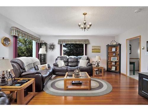 32570 Range Road 51, Rural Mountain View County, AB - Indoor Photo Showing Living Room