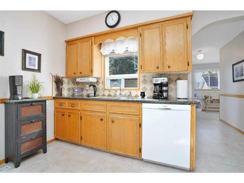 32570 Range Road 51, Rural Mountain View County, AB - Indoor Photo Showing Kitchen