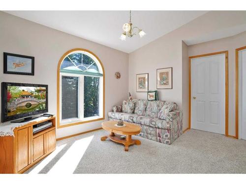 32570 Range Road 51, Rural Mountain View County, AB - Indoor Photo Showing Living Room