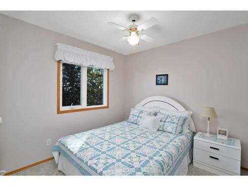 32570 Range Road 51, Rural Mountain View County, AB - Indoor Photo Showing Bedroom