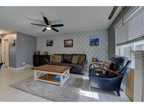 4825 Aspen Lakes Boulevard, Blackfalds, AB - Indoor Photo Showing Living Room