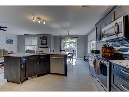 4825 Aspen Lakes Boulevard, Blackfalds, AB - Indoor Photo Showing Kitchen