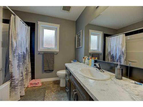 4825 Aspen Lakes Boulevard, Blackfalds, AB - Indoor Photo Showing Bathroom