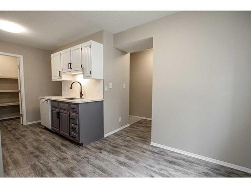 7-80 Piper Drive, Red Deer, AB - Indoor Photo Showing Kitchen