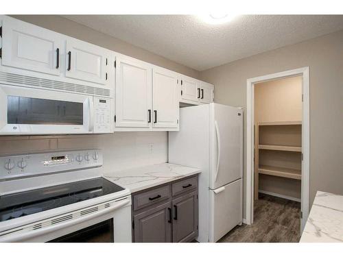 7-80 Piper Drive, Red Deer, AB - Indoor Photo Showing Kitchen