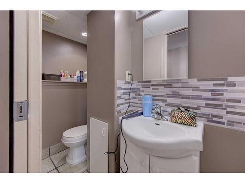 72 Norton Avenue, Red Deer, AB - Indoor Photo Showing Bathroom