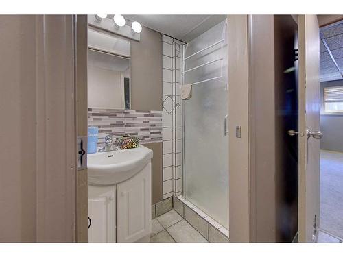 72 Norton Avenue, Red Deer, AB - Indoor Photo Showing Bathroom