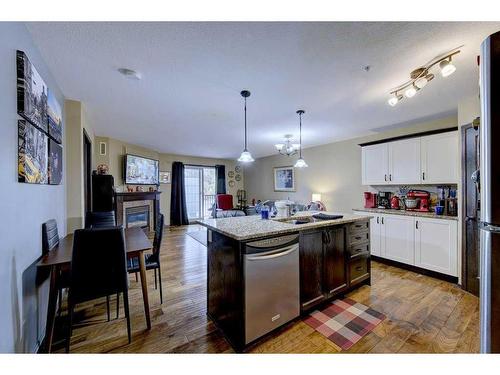 101-3505 51 Avenue, Red Deer, AB - Indoor Photo Showing Kitchen