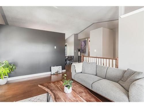 25 Regent Close, Lacombe, AB - Indoor Photo Showing Living Room