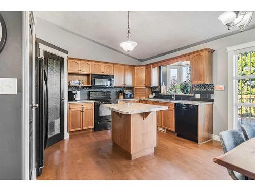 25 Regent Close, Lacombe, AB - Indoor Photo Showing Kitchen