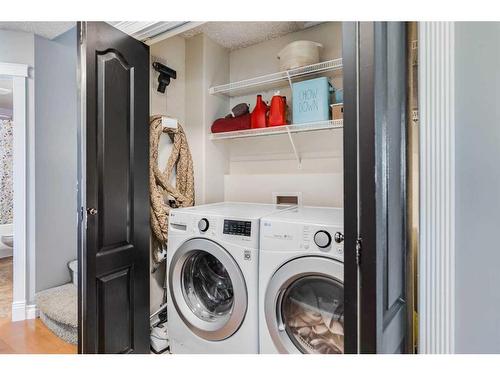 25 Regent Close, Lacombe, AB - Indoor Photo Showing Laundry Room