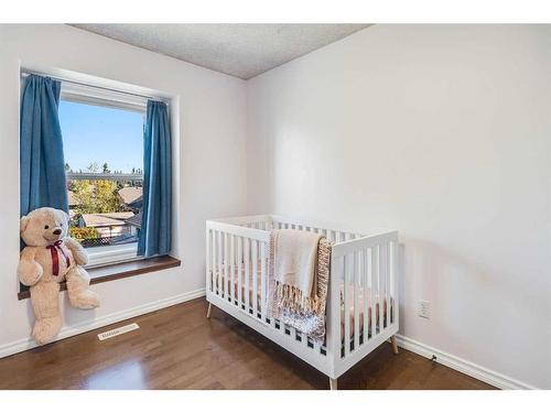 25 Regent Close, Lacombe, AB - Indoor Photo Showing Bedroom