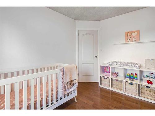 25 Regent Close, Lacombe, AB - Indoor Photo Showing Bedroom