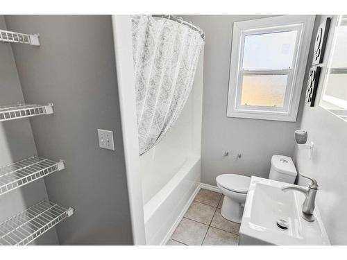 25 Regent Close, Lacombe, AB - Indoor Photo Showing Bathroom