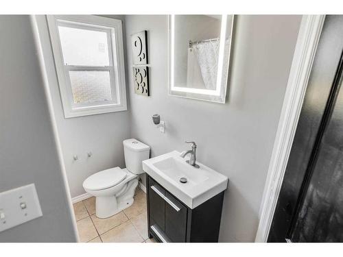 25 Regent Close, Lacombe, AB - Indoor Photo Showing Bathroom